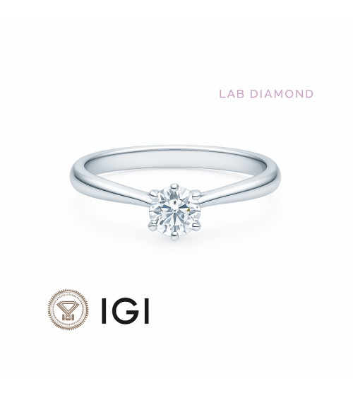 Clásico anillo de compromiso con diamante artificial de origen ético