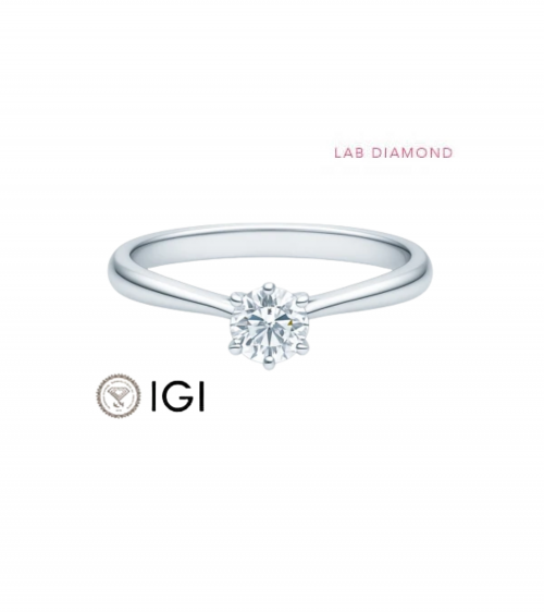 Clásico anillo de compromiso con diamante artificial de origen ético