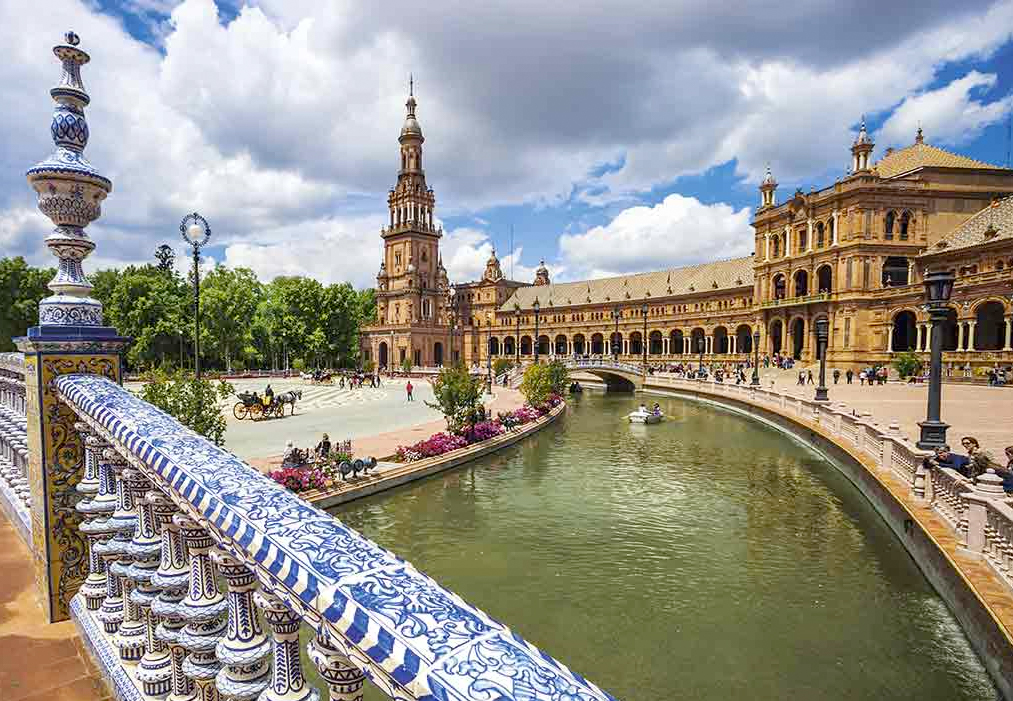 Vista guapa Sevilla canal y castillo